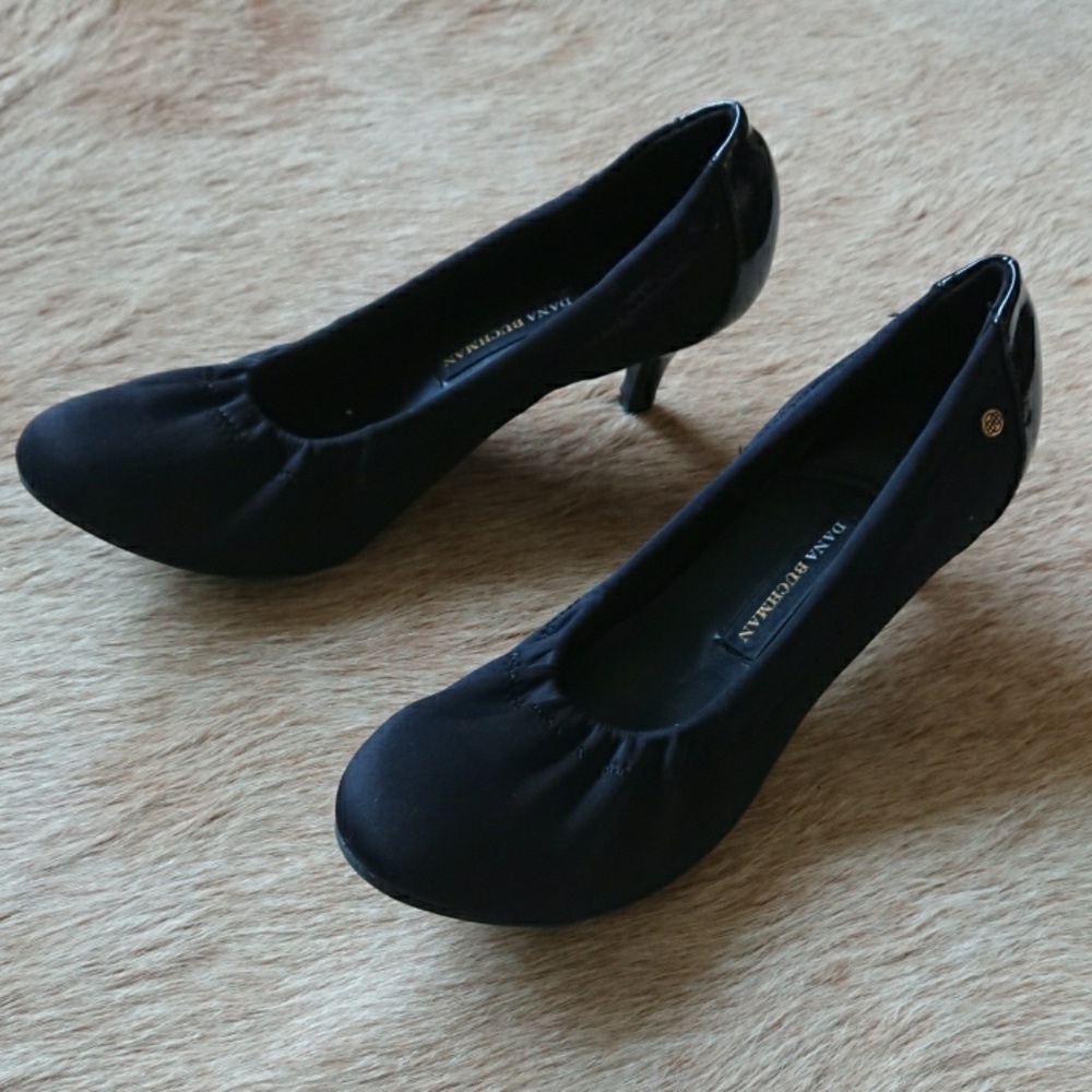 Black pumps